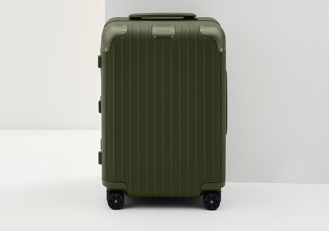 リモワの人気スーツケースに秋のムードをリッチに感じる新色“オリーブ