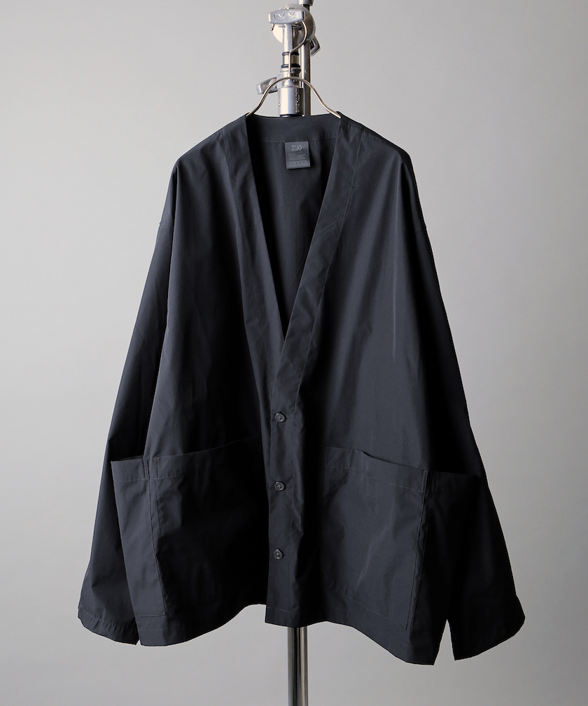 ダイワ ピア39の機能美カーディガンを、ジャーナルスタンダードがシワ