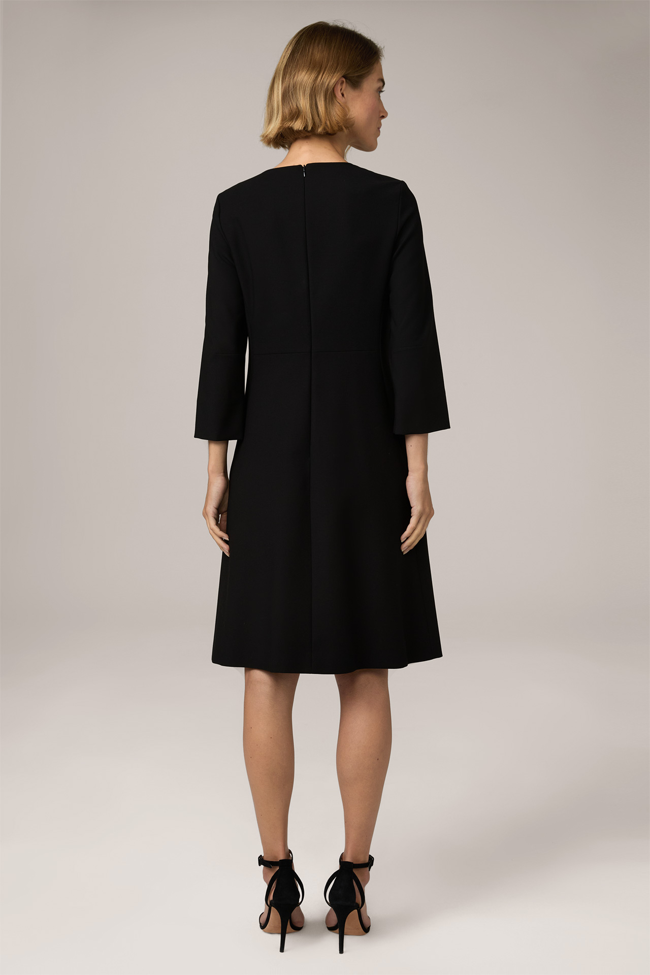 Crêpe Shift Dress in Black - in the windsor. Online-Shop