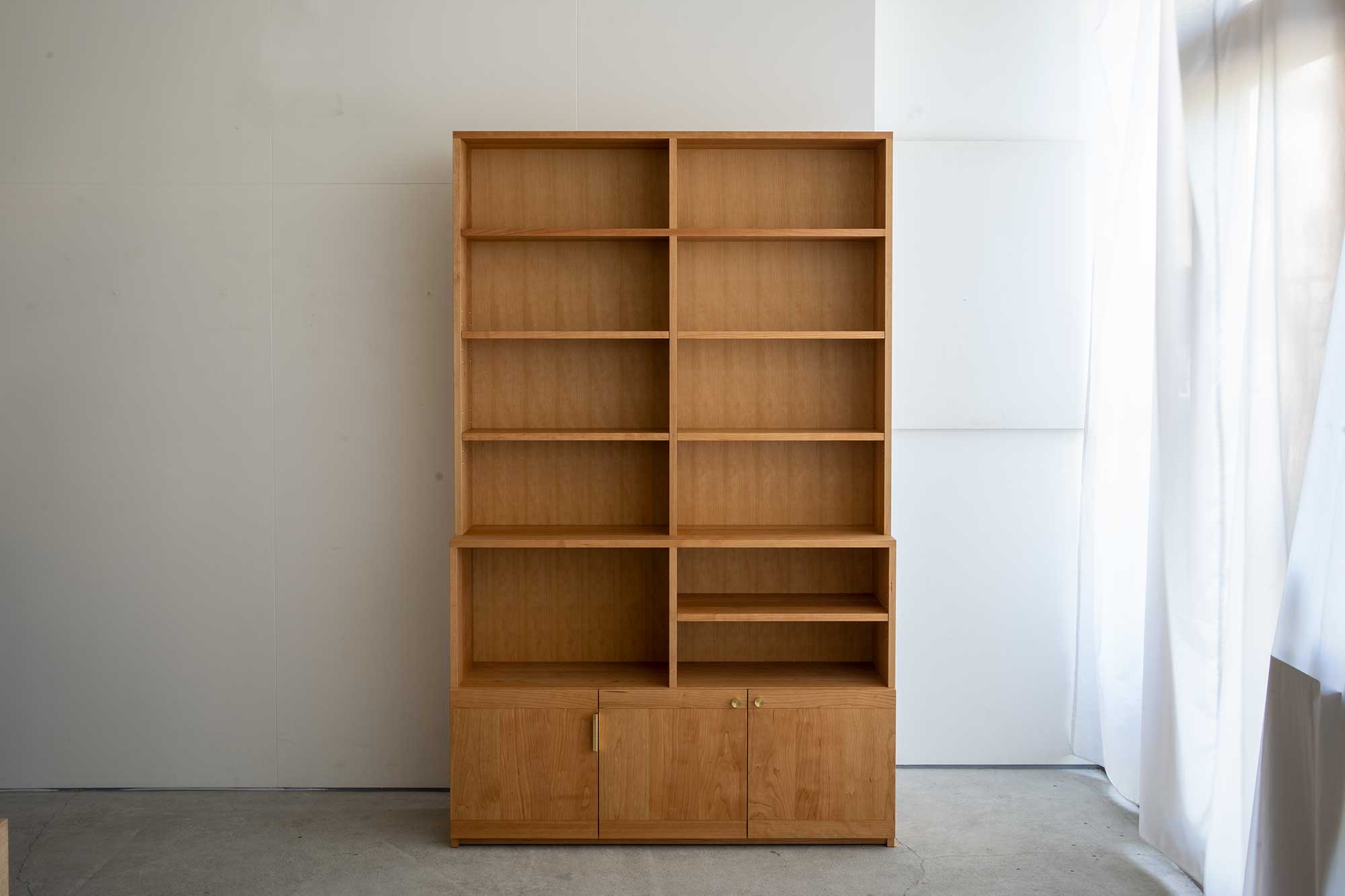 真鍮取っ手のついたTANA本棚│オーダー家具と無垢天板 東京 WOODWORK
