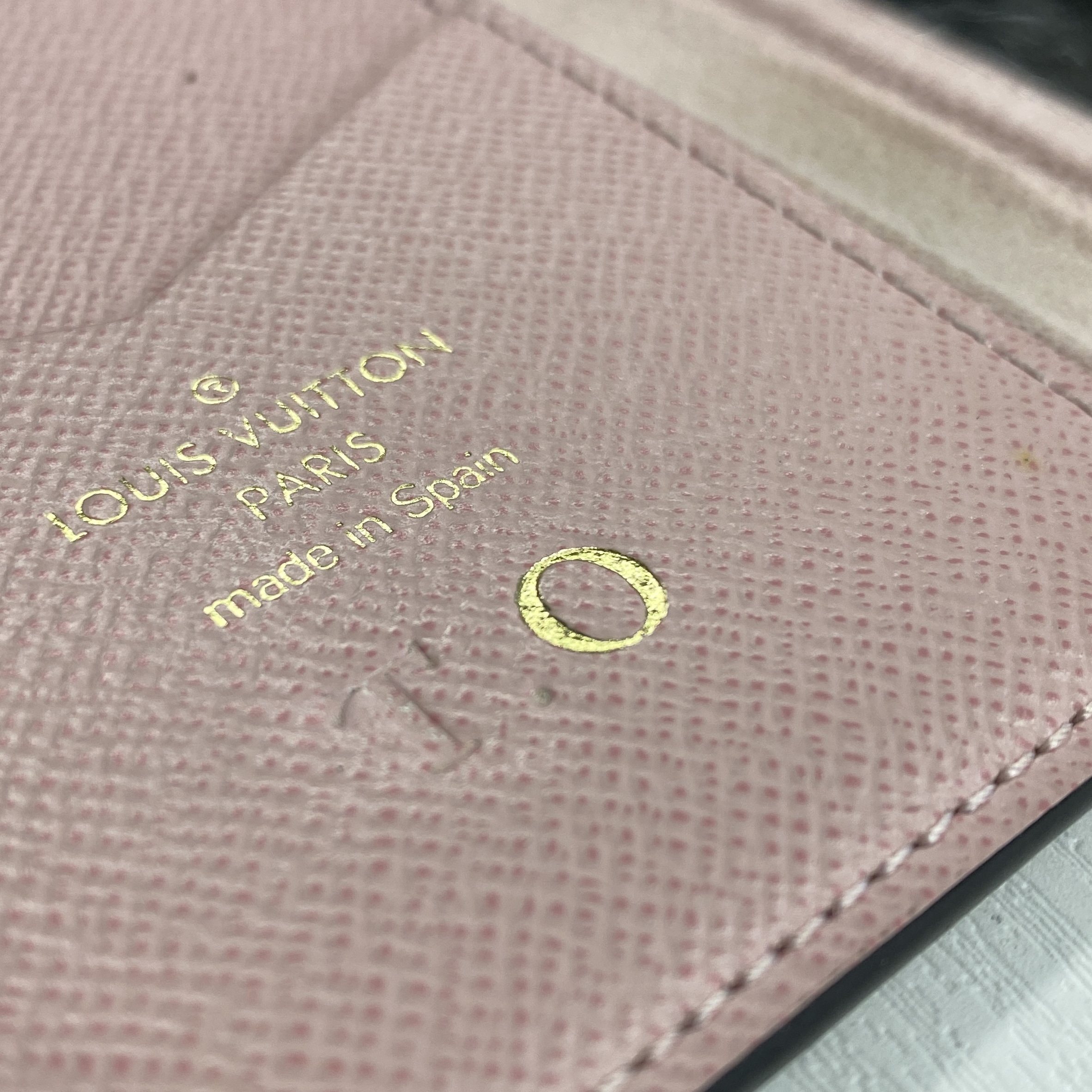 ルイヴィトンのパーソナライズ イニシャルを入れる？入れない？買取り