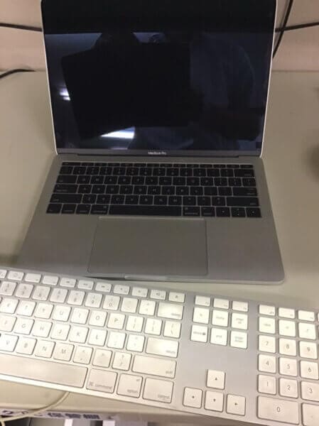 MacBook Proでキーボードやトラックパッドが反応しないトラブルの修理