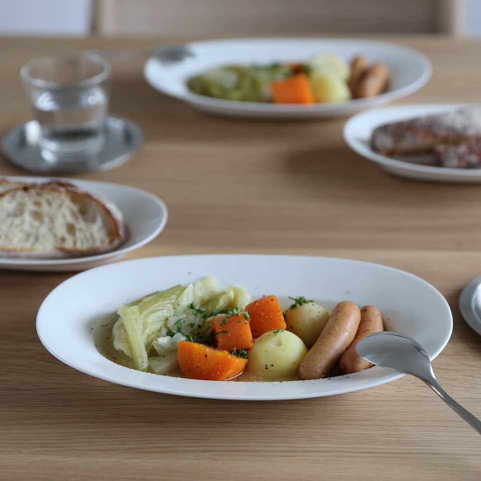 イイホシユミコさんの「オーバルプレート」に新色dew whiteが登場