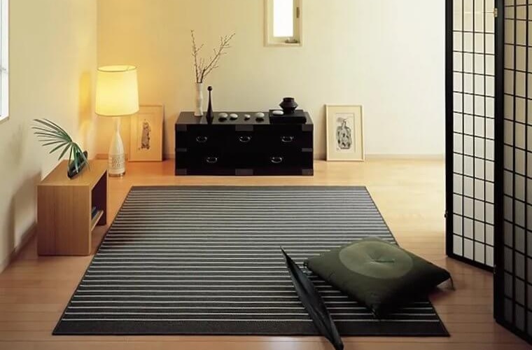 ウールの平織りラグ！薄手のモダンなピンストライプ柄『NISHIKI/ニシキ