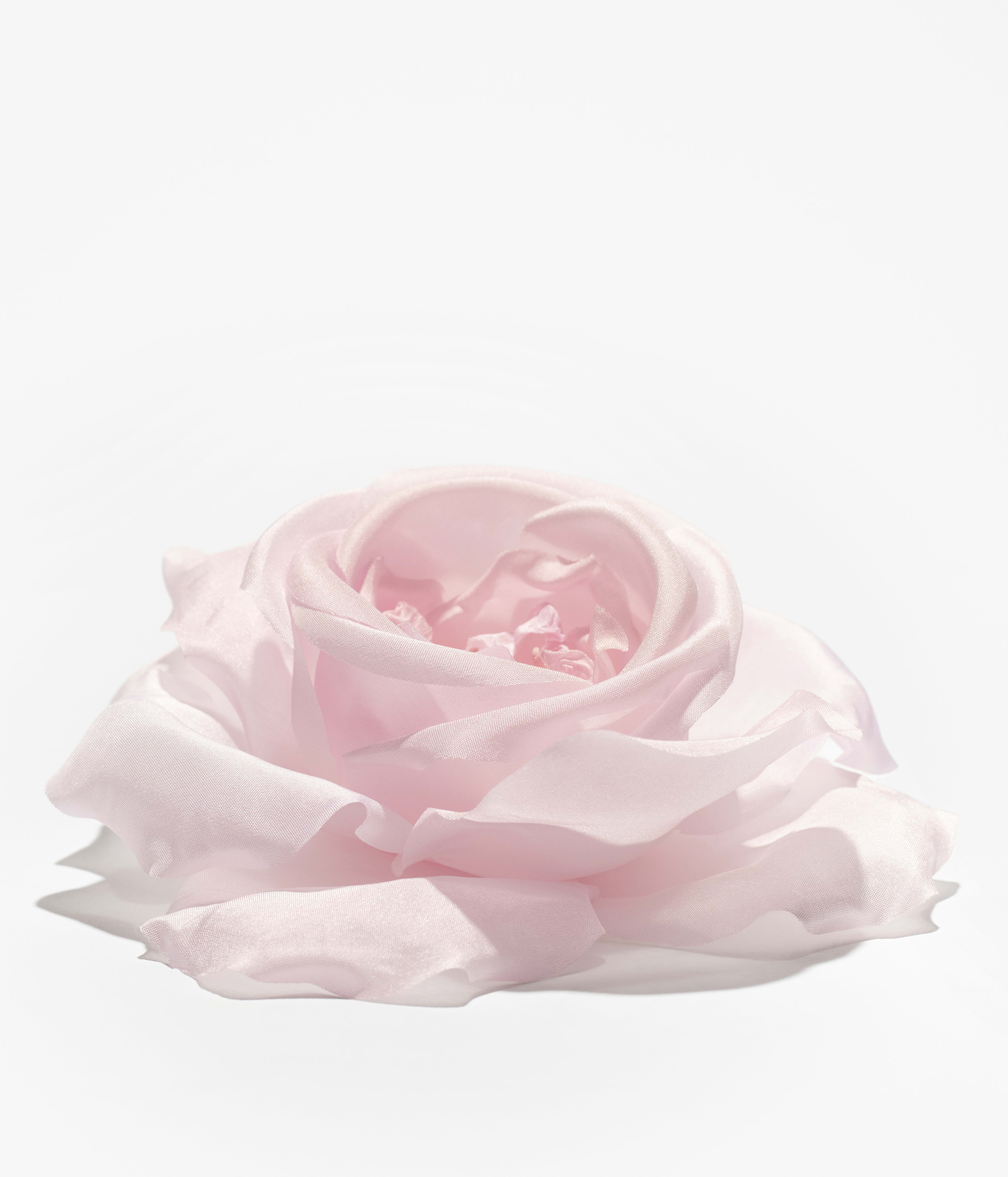 カメリア モチーフ ブローチ - シルク ポンジー、ピンク