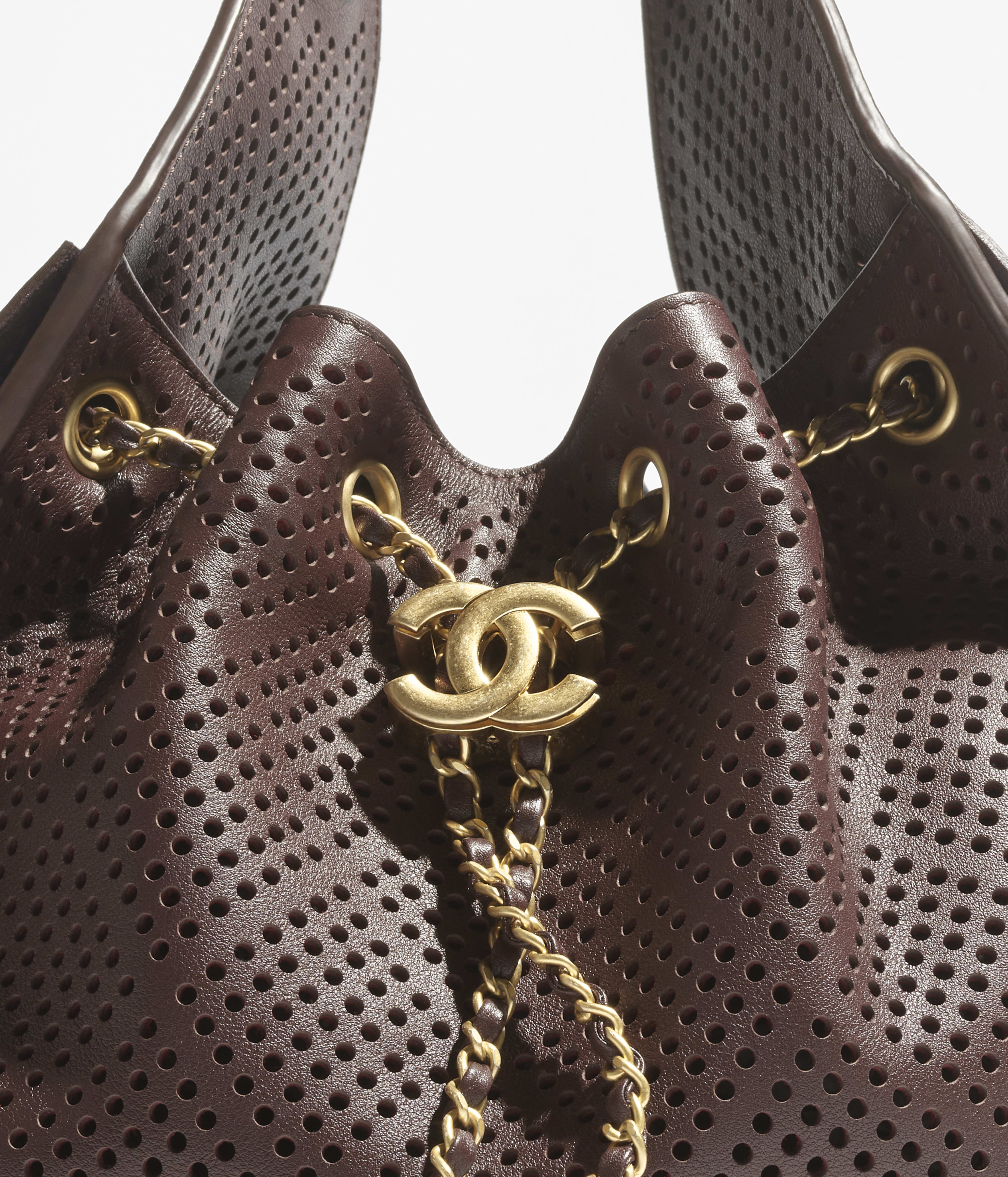 Chanel 25 スモール ハンドバッグ、パンチング カーフスキン、ブラウン