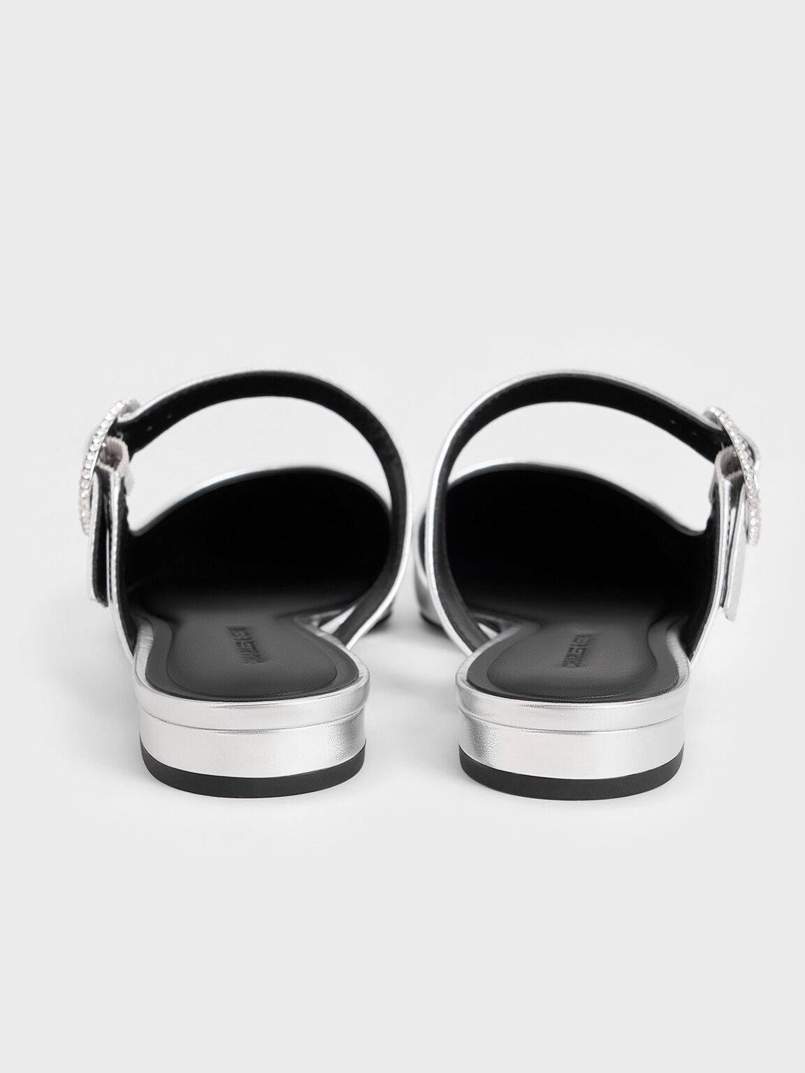 クリスタルバックル ポインテッドトゥミュール - シルバー | CHARLES