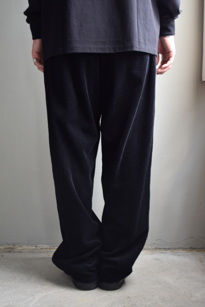 COMOLI (コモリ) コーデュロイ ドローストリングパンツ [BLACK]