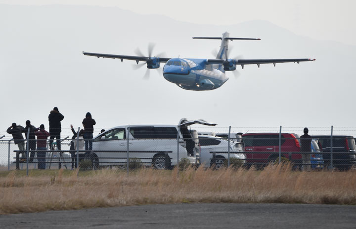 天草エアライン、新造機ATR42が天草到着 放水アーチで歓迎