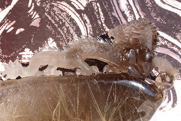 特選品】ルチルクォーツ彫り物（五爪龍）台座付き-043水晶クラスター