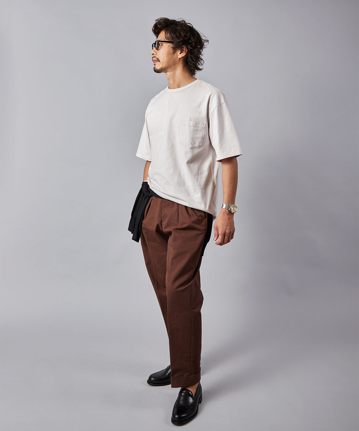 大ヒットのオフィサーパンツ、新色は“定番ベージュ”と“新定番ブラウン