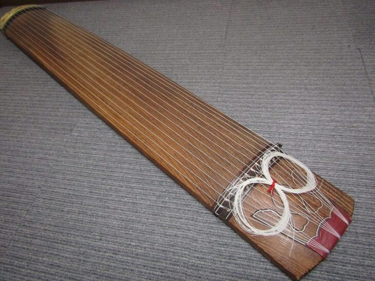 演奏会用 琴 柾目 麻型彫 刳甲 玉縁 在銘 彫金 蒔絵 13弦 十三弦 箏