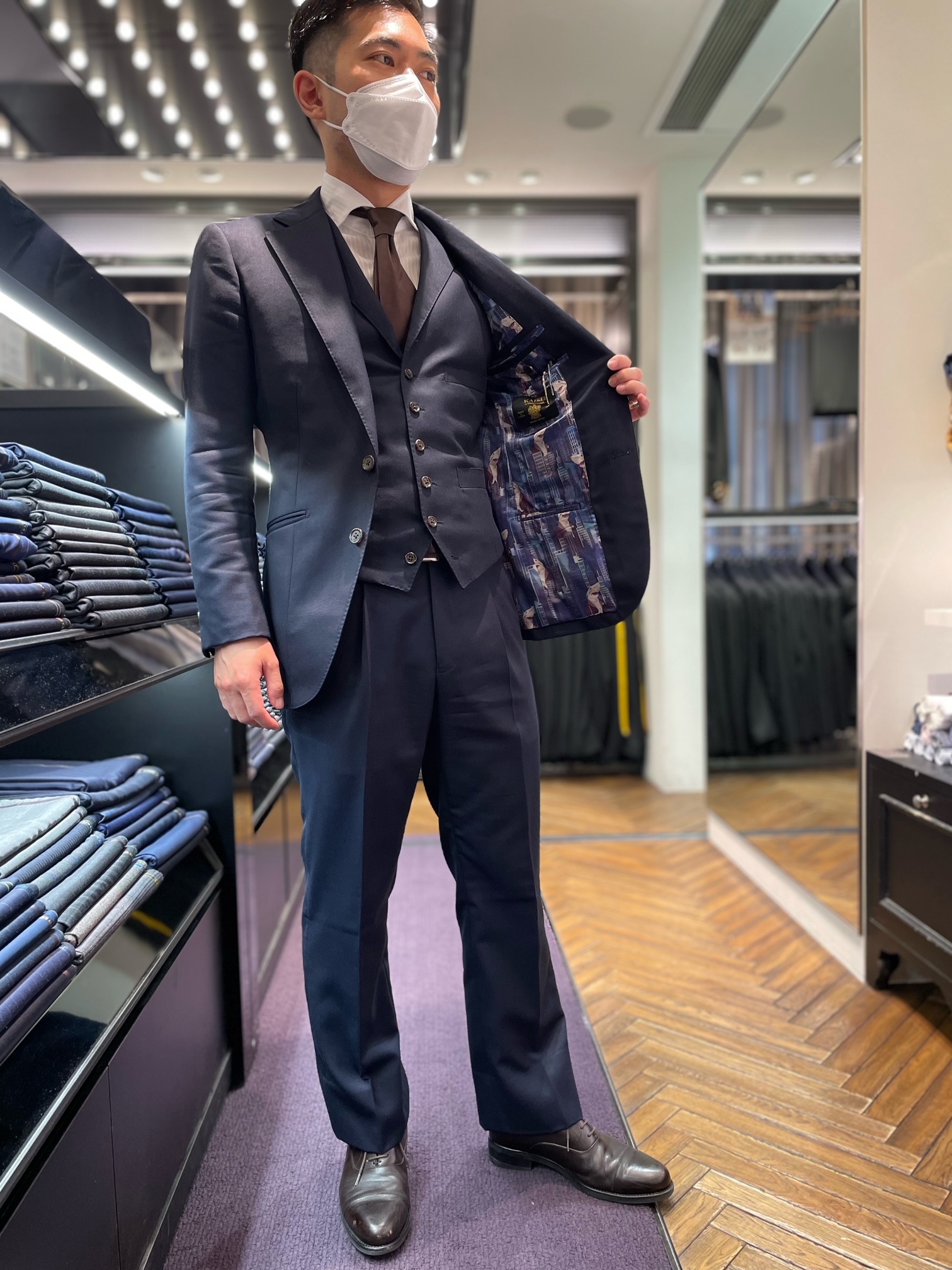 王道のネイビースーツ あなたならどんなあわせ方をする