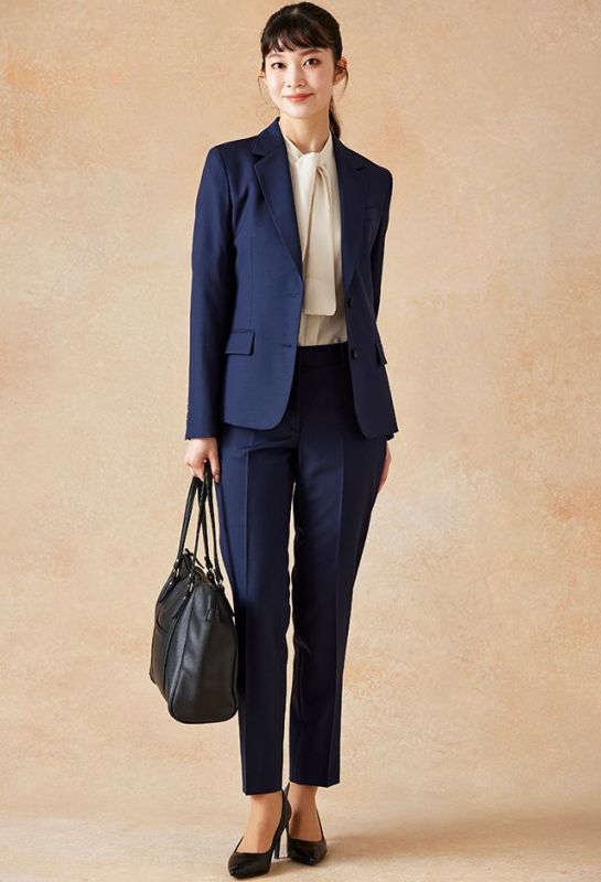 ネイビー(レディース)のオーダースーツ着こなし一覧｜オーダースーツ