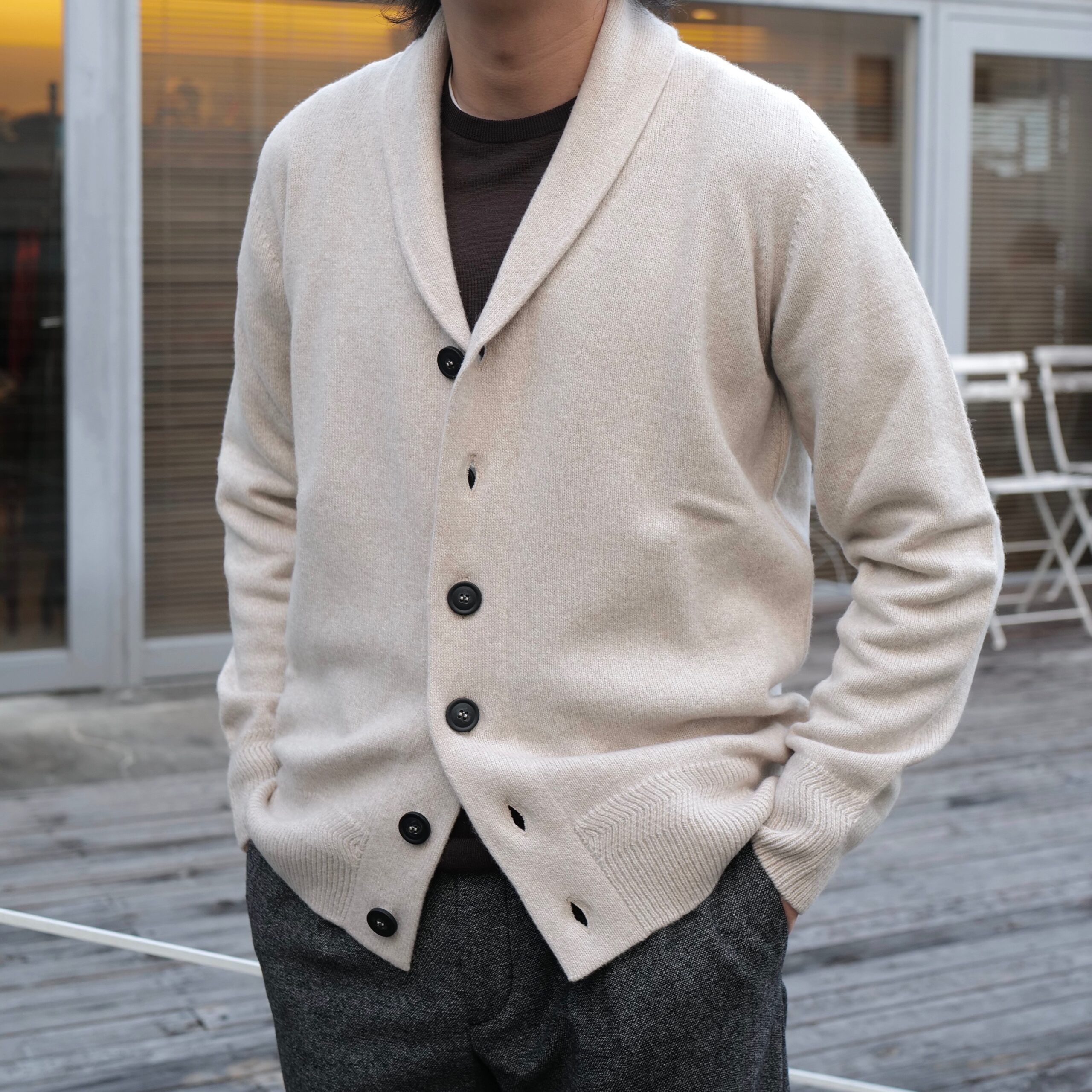 カシミアとメリノウールのブレンド素材を楽しめる【JOHN SMEDLEY