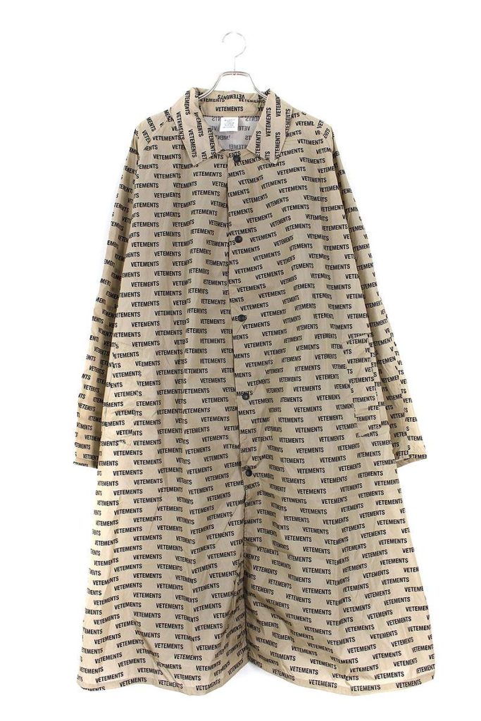 ヴェトモン VETEMENTS MONOGRAM RAINCOAT UAH19JA301 ロゴ総柄ナイロン