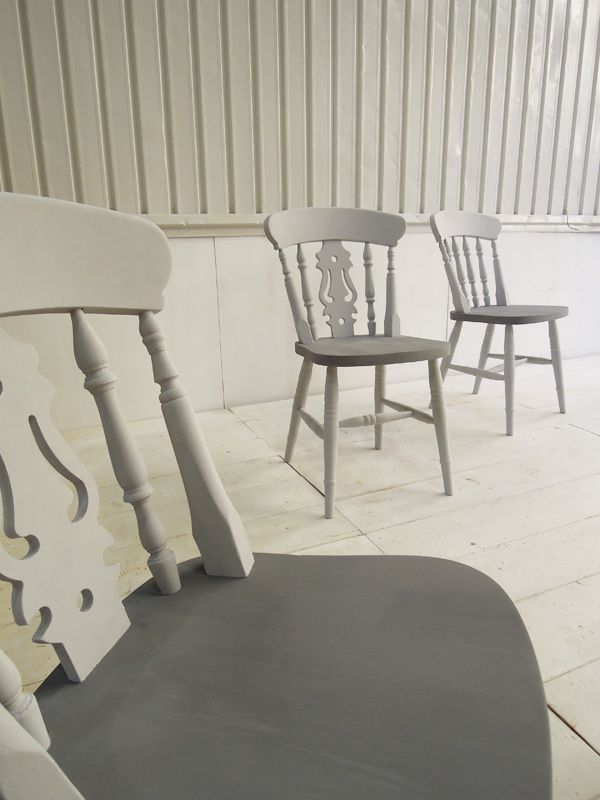 Blancd'ivoire風にペイントしたグレーのスピンドルダイニングチェア