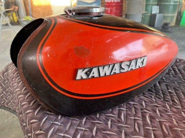 SさまのカワサキZ1 火の玉カラーの燃料タンクリフレッシュペイントです