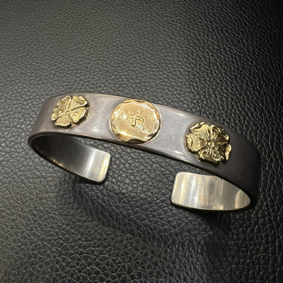 ゴローズ ゴローズ ダブルローズ全金フェザー付きバングルMサイズ 顔