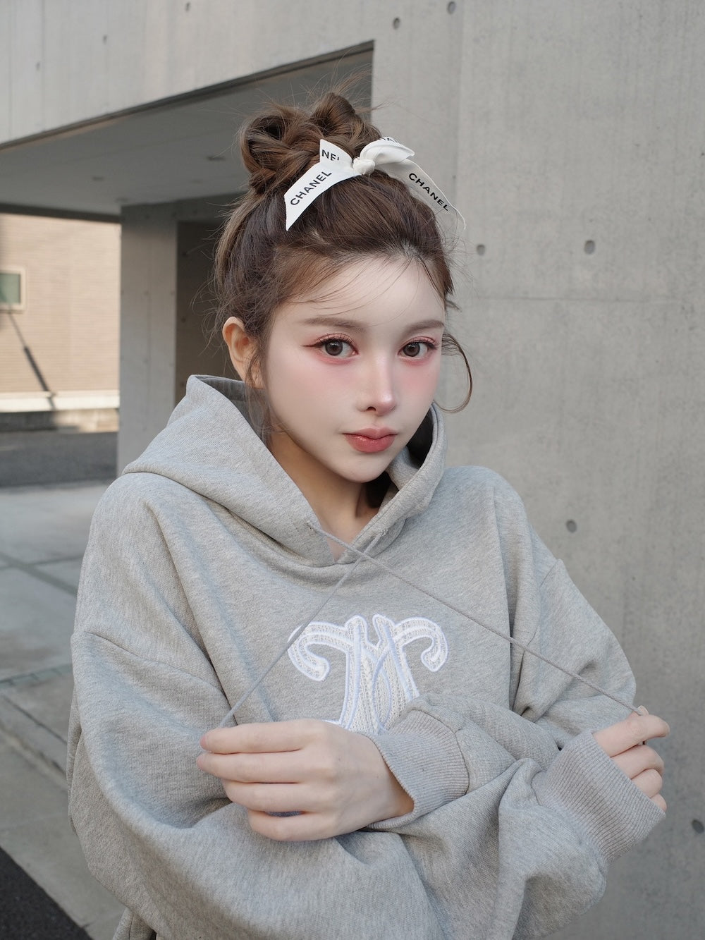 レースアップリケロゴフーディ – Darich (ダーリッチ)