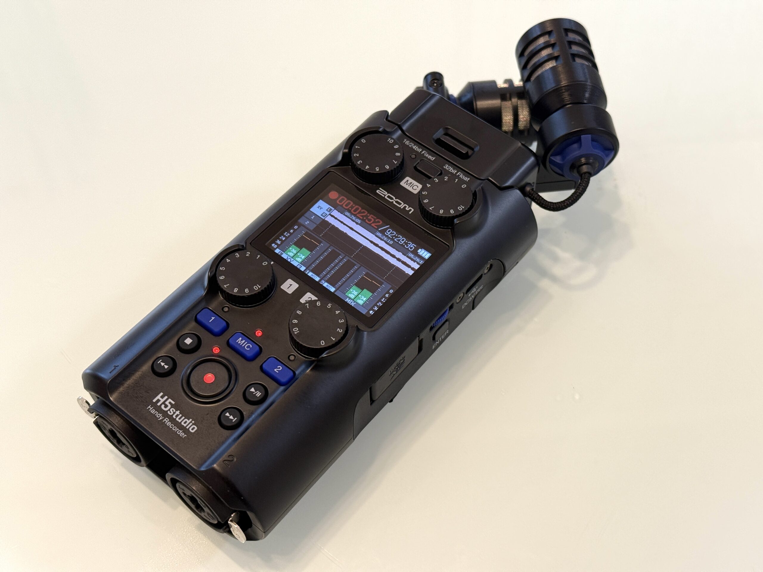 業界初となる19.4mmの大口径ステレオマイクを搭載したハンディ