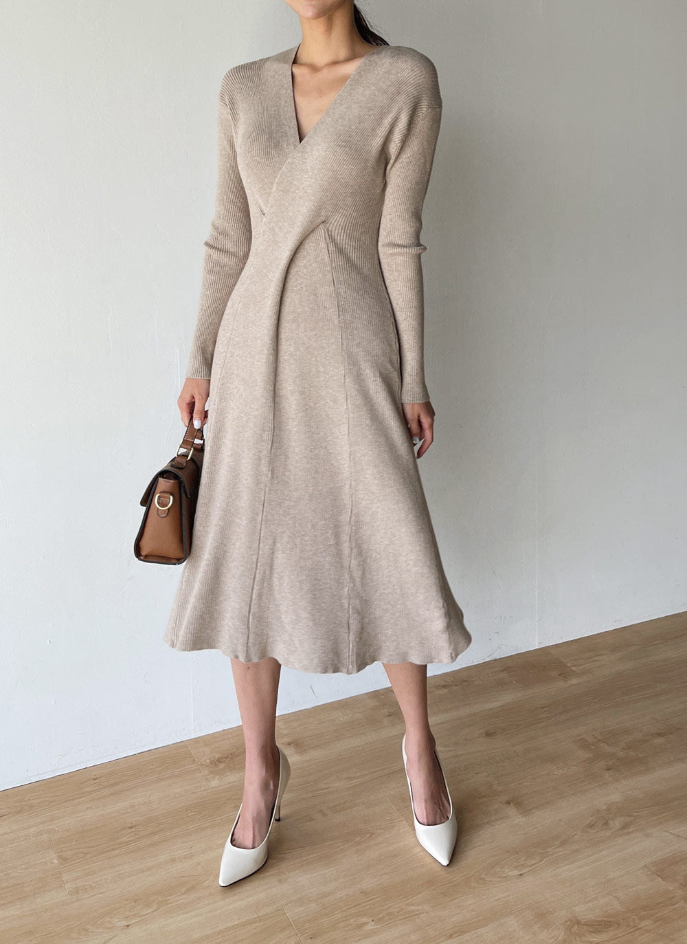 カシミヤ混クロスVネックニットワンピース | レディースファッション