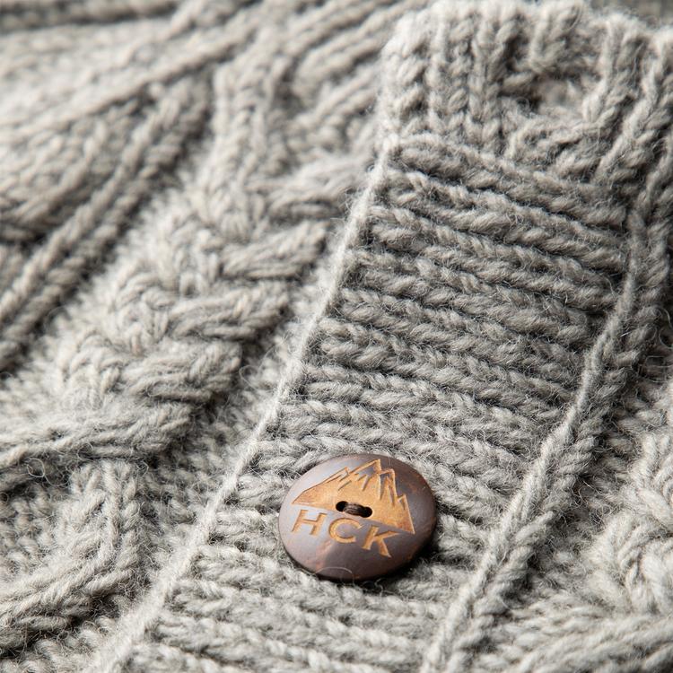 ヒマラヤの麓で編み編み♪】熟練職人のハンドメイドニットは数に限りが