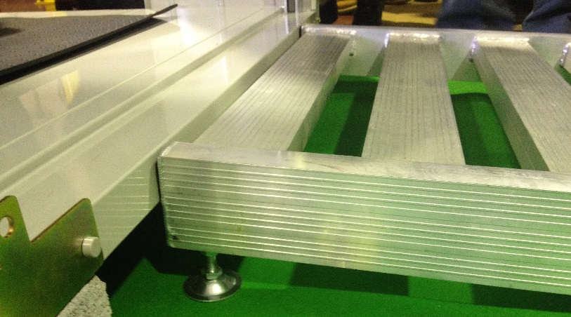 ライダーの安心を第一に考えられた、バイクガレージ用のスロープが登場