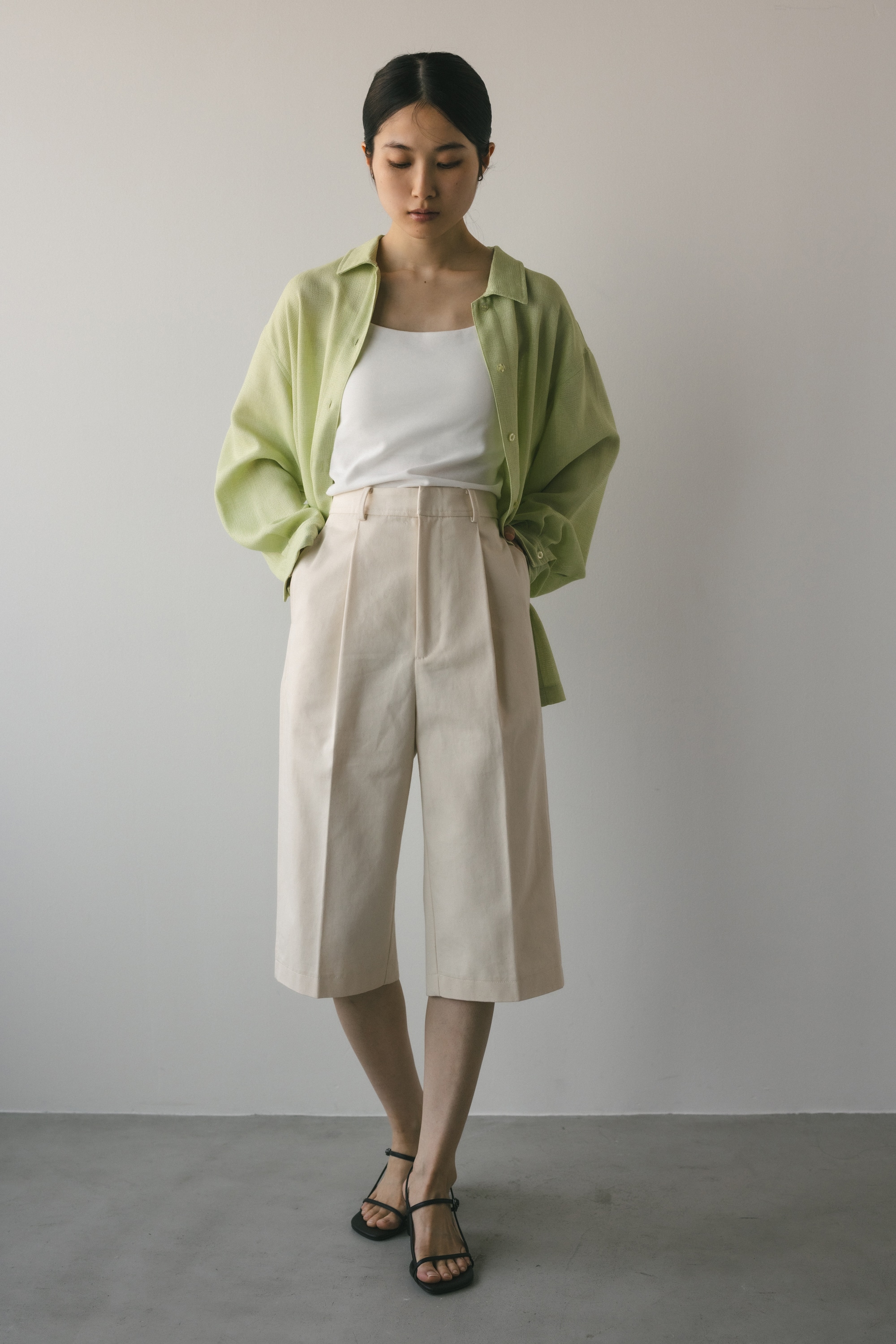 tomochi サテンタックパンツ 36サイズ tomochi サテンタックパンツ 36