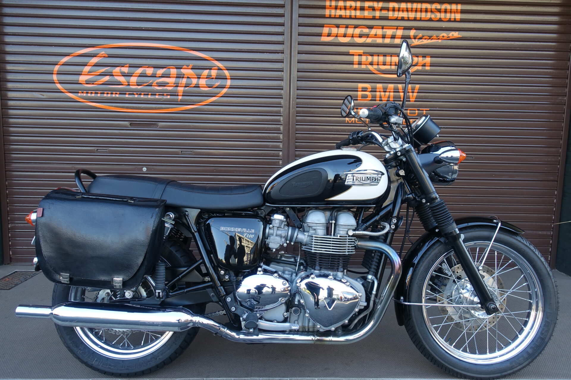 TRIUMPH ボンネビルT100 空冷エンジン 純正OPサイドバッグ ETC付き