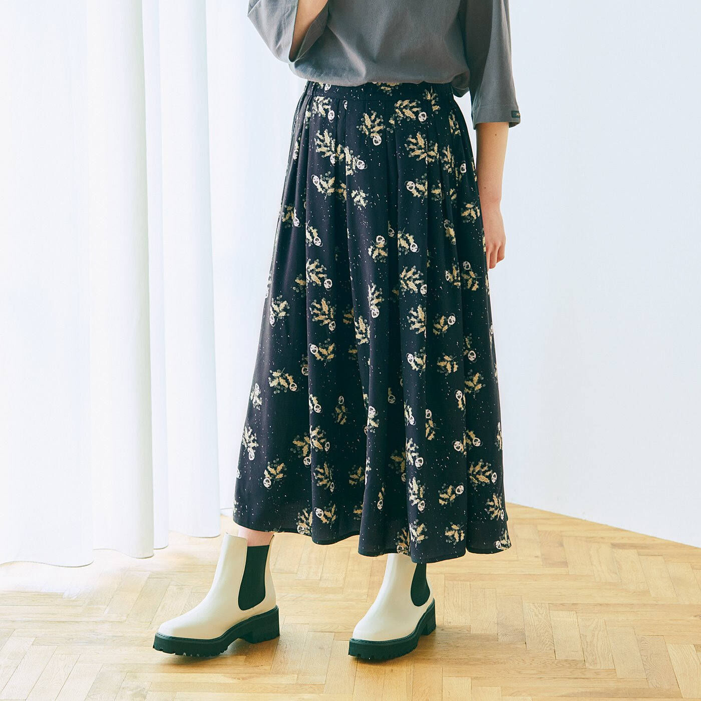 ミモザでかくれんぼする猫のフレアースカート〈M～LLサイズ〉｜Real