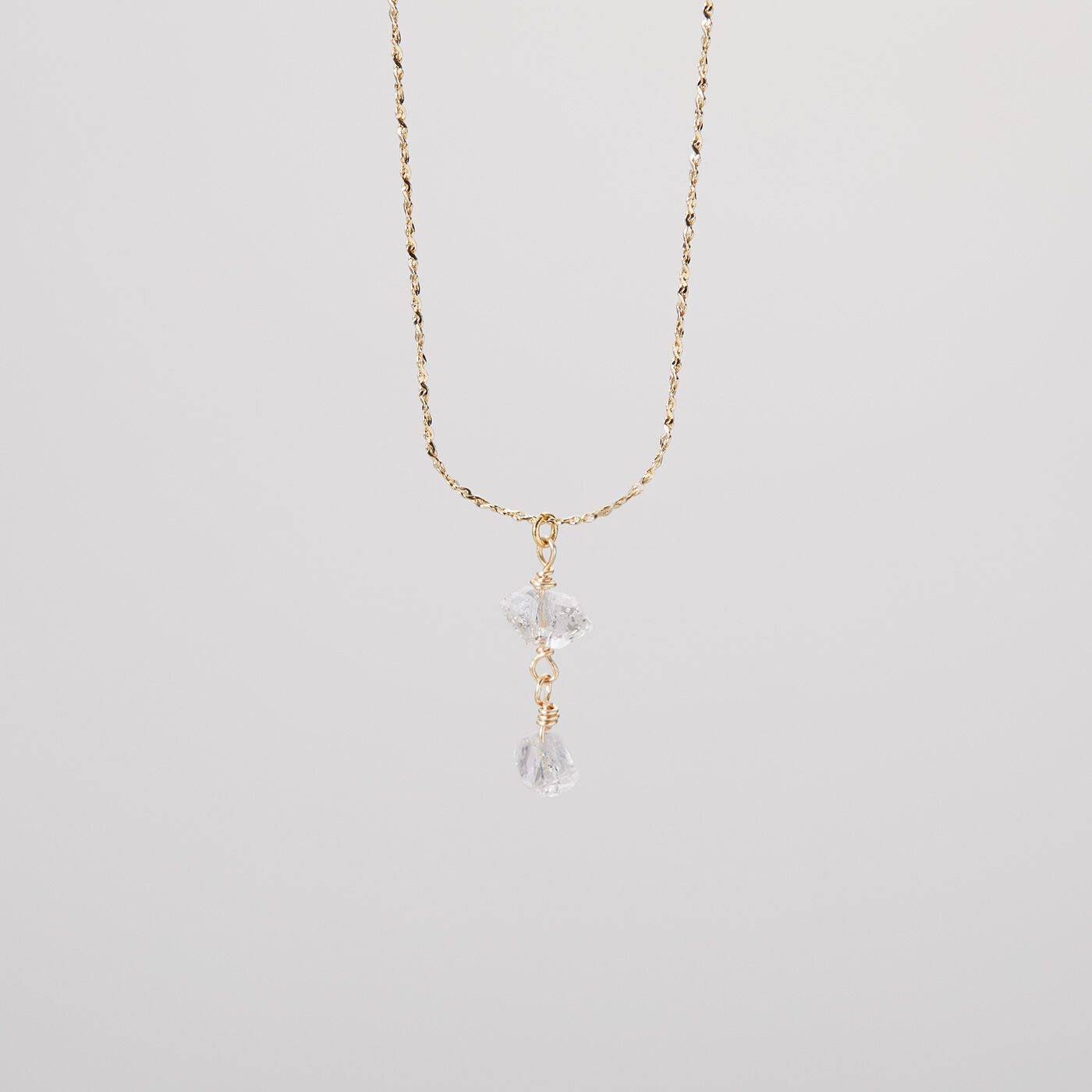 澄んだきらめきを纏（まと）う ハーキマーダイヤモンドのネックレスの