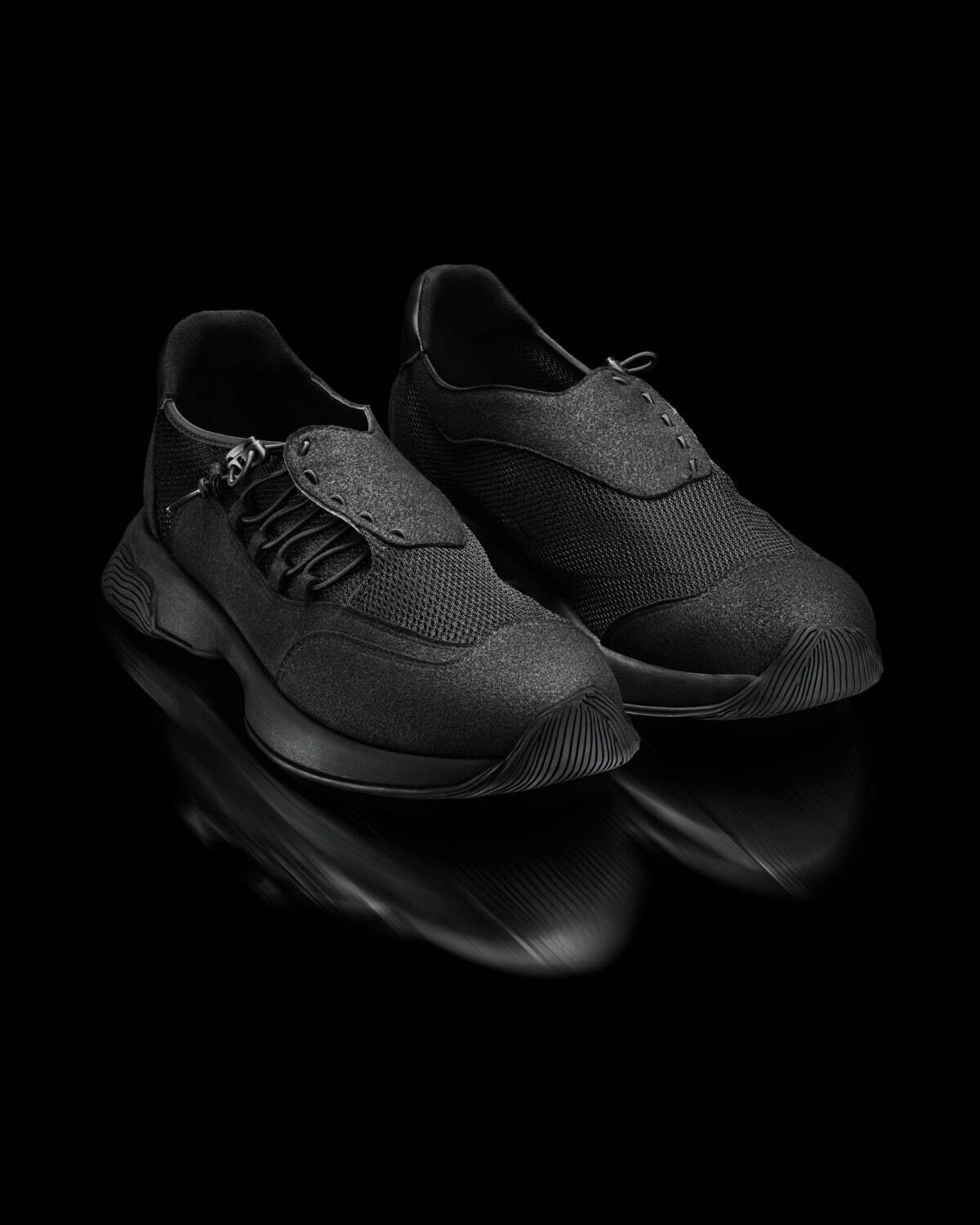 オム プリッセ イッセイ ミヤケのスニーカー「ブリーズ」軽やか