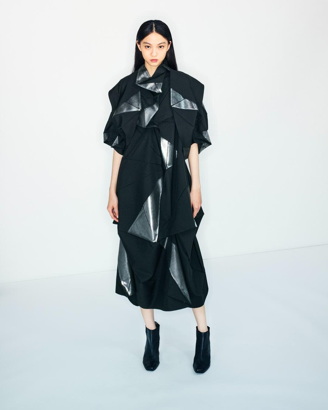 132 5. イッセイ ミヤケ“折り目が形作る”立体ワンピース＆フラットに