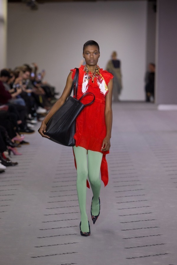 バレンシアガのランドリーバッグ、100%カーフレザーを使用した