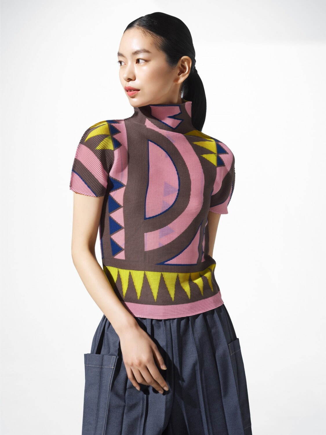 ミー イッセイ ミヤケから“色と柄を楽しむ”新作プリーツトップス