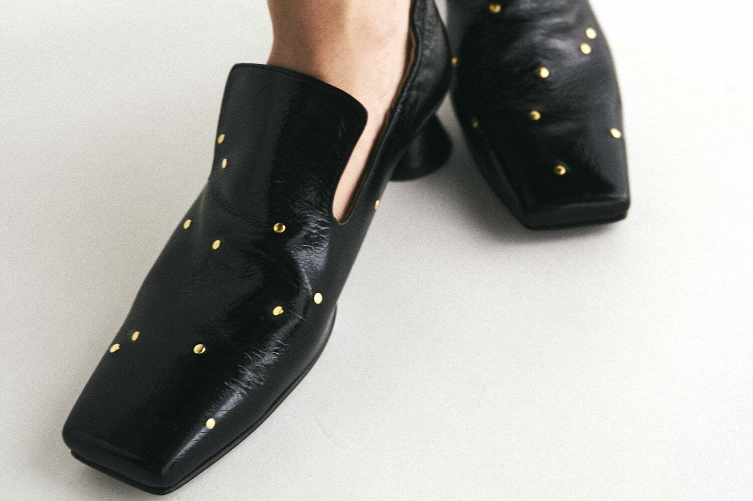 アキラナカ新作シューズ、左右非対称スタッズ×円錐状ヒールのオペラ