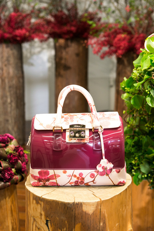 フルラ×ニコライ・バーグマン、フラワーアートが彩るバッグ