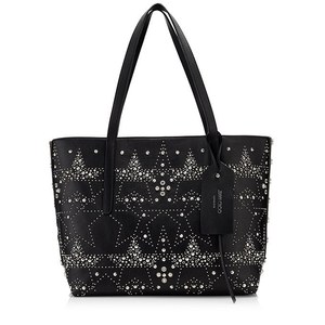 ジミー チュウより「黒レザー×星柄スタッズ」がパンクテイストなバッグ