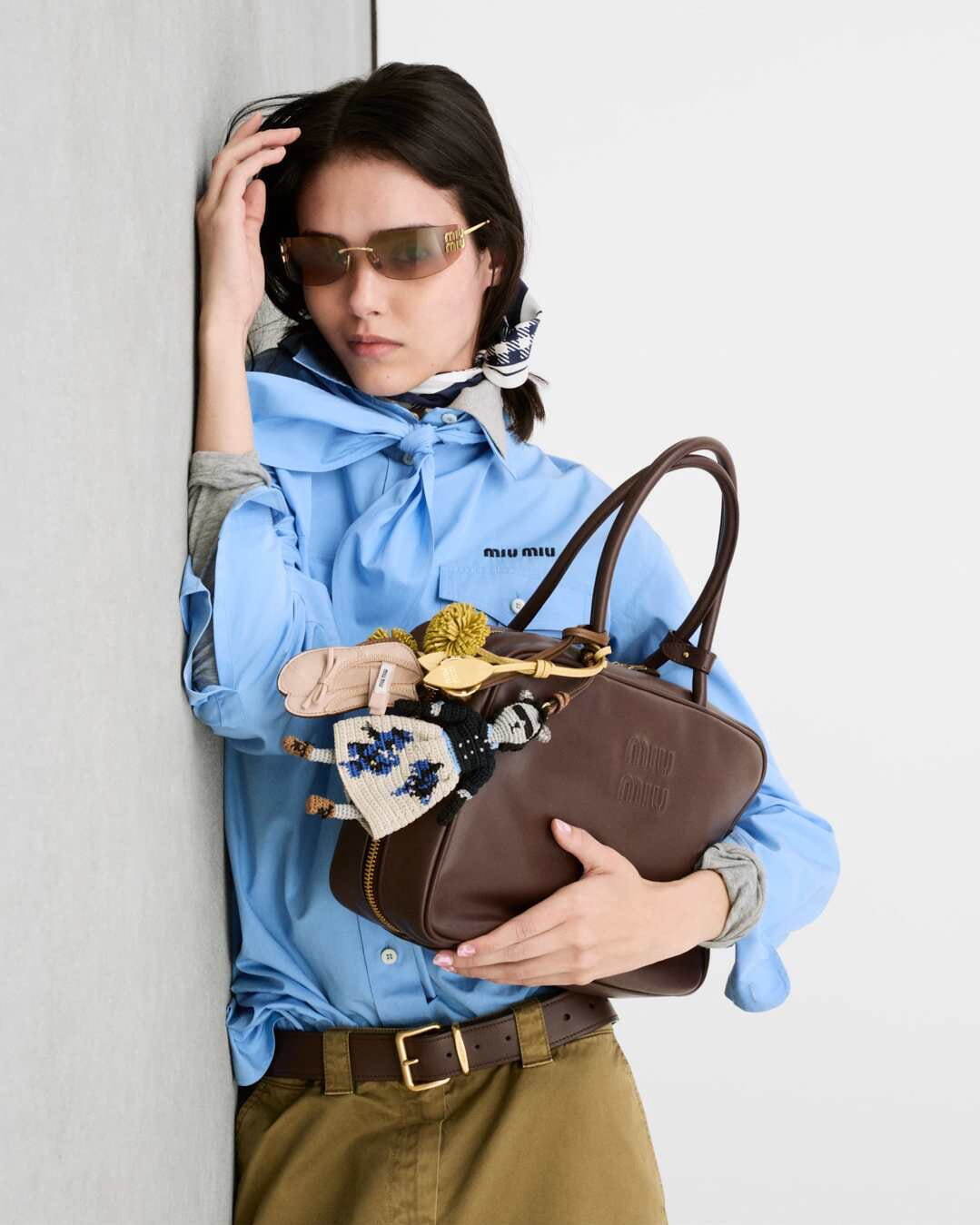 写真11/18｜ミュウミュウ“カラフルレザー”の編み込みバッグ＆ホワイト