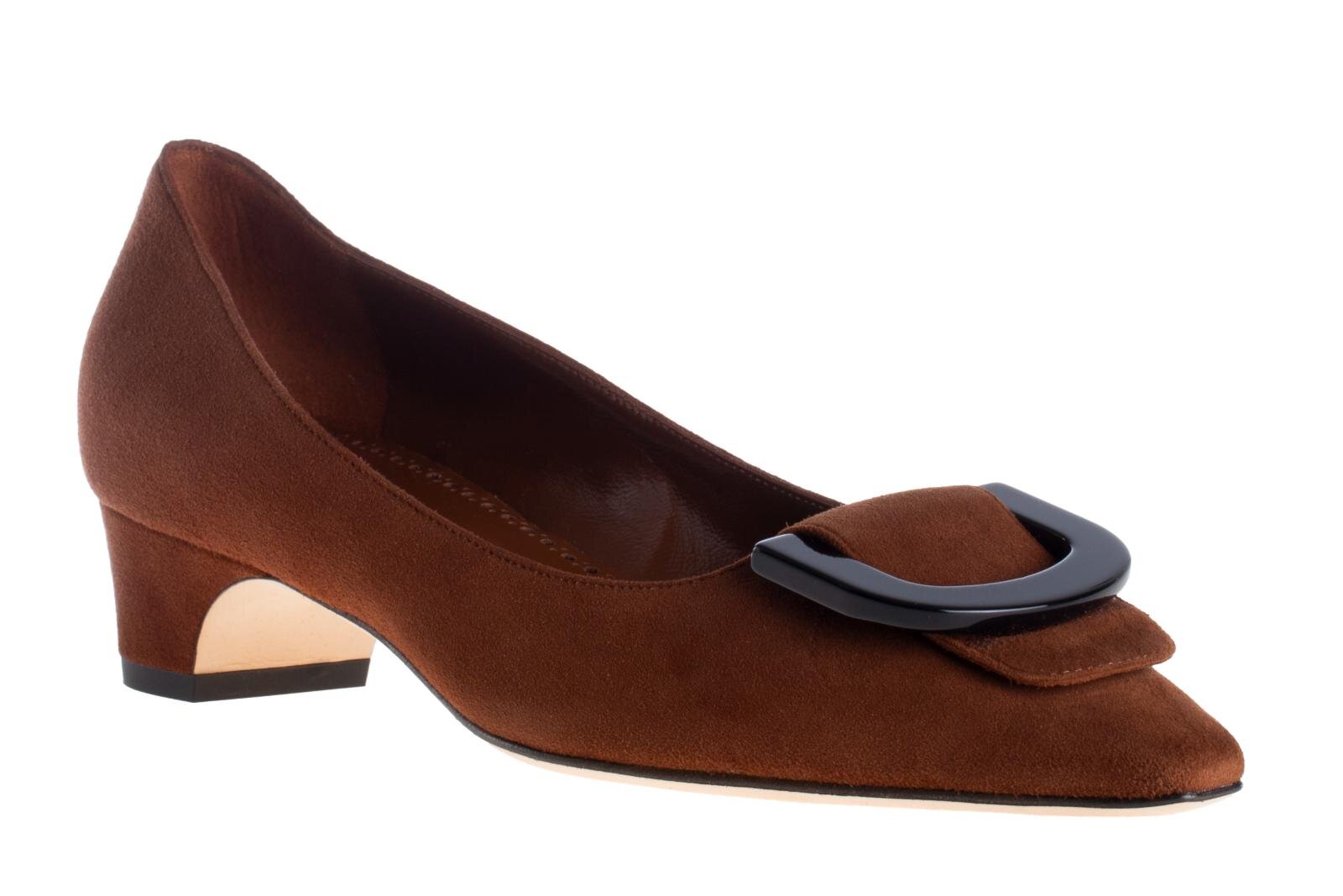 マノロ ブラニク”U字型ブラックリング”のパンプス、深みカラーの