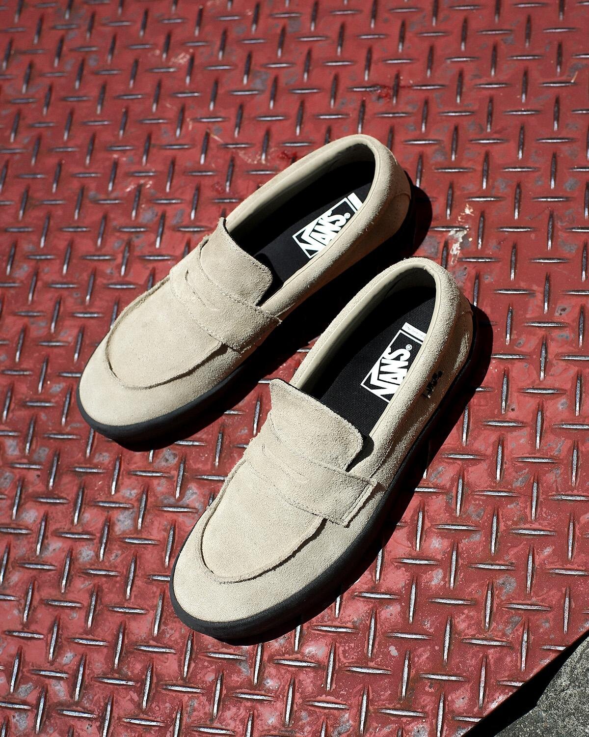 Vans“スエード”のスケートローファー、ブラウンやベージュのシックな