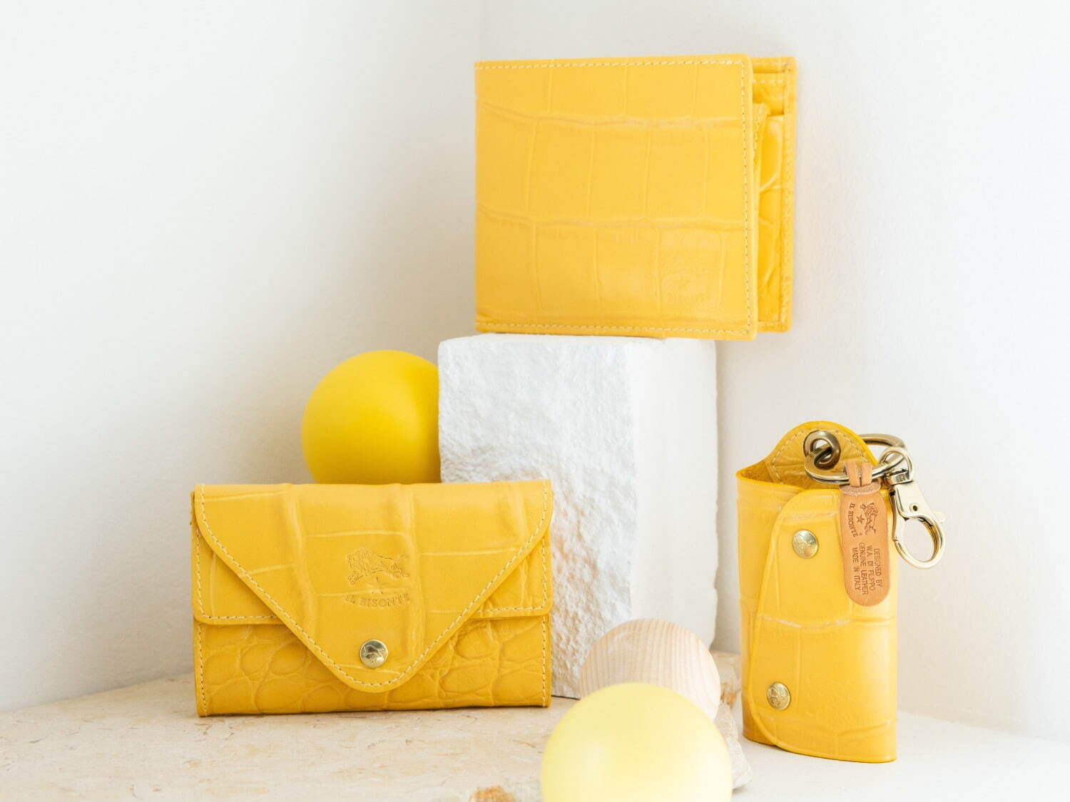 イル ビゾンテ“金運UP!?”イエロークロコ柄の革財布や封筒型カード