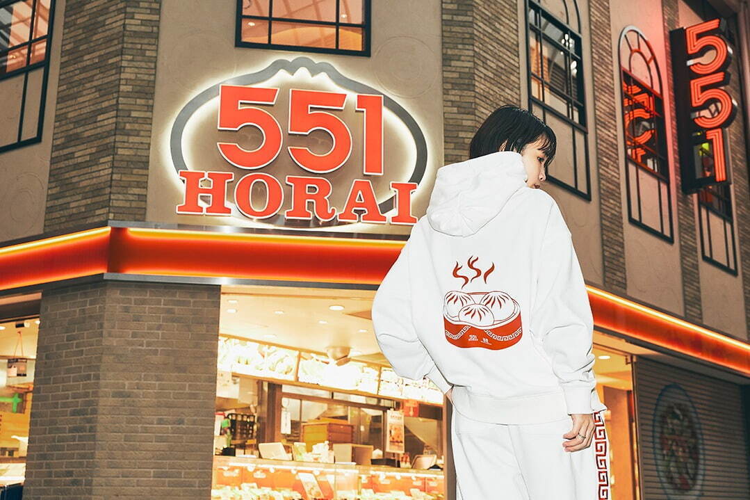 551 蓬莱」コラボウェア、“豚まんプリント”のスウェット＆Tシャツを