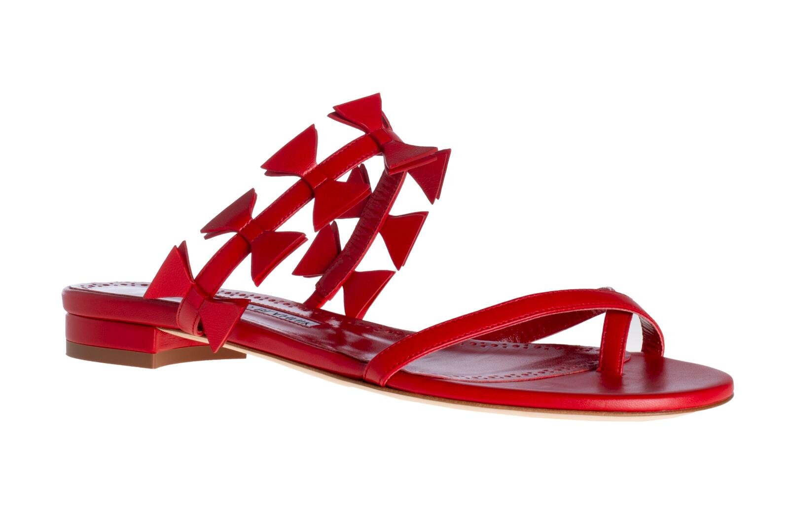 マノロ ブラニク“50年代パリ着想”のレトロシューズ、リボンサンダル