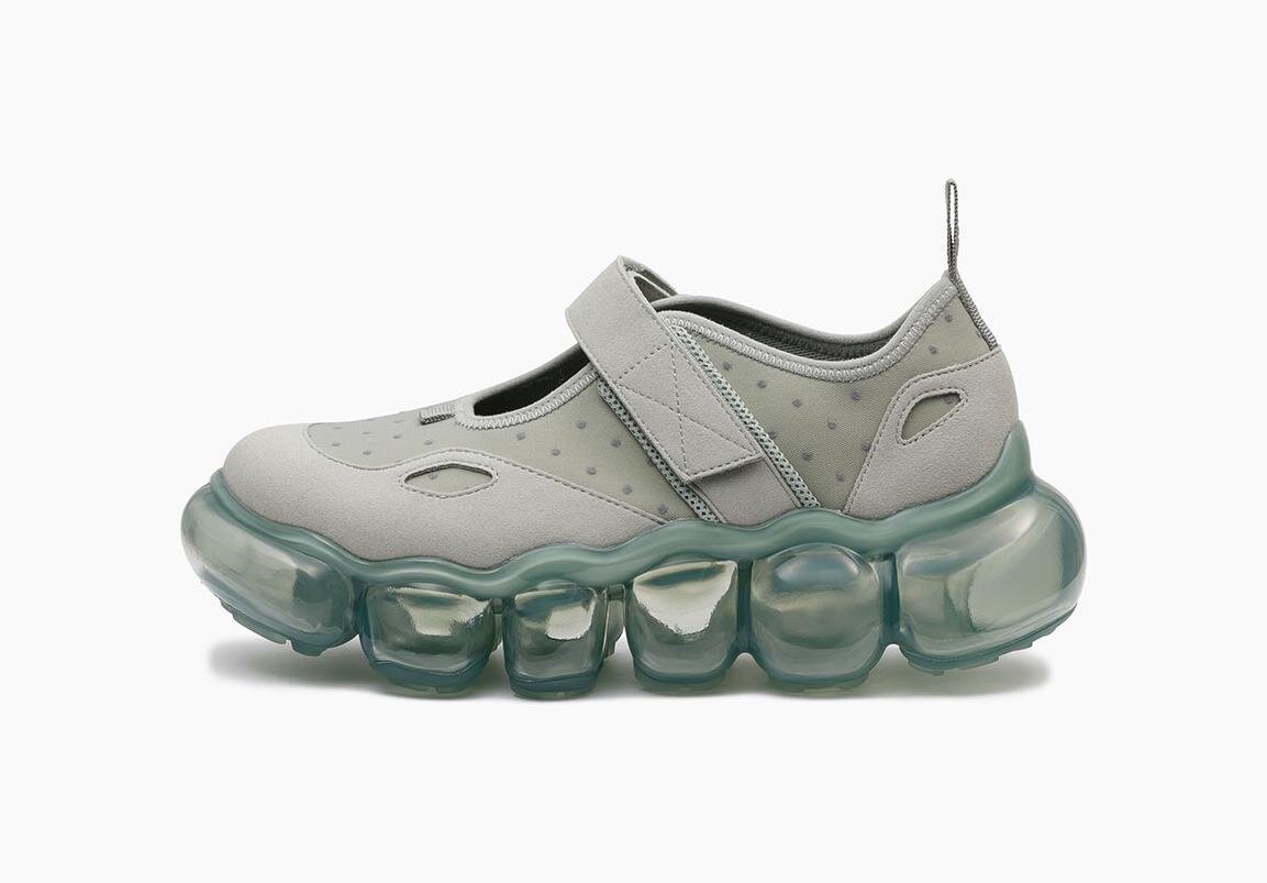 グラウンズ“レトロ”配色の厚底スニーカー＆くすみピンクのリボンメリー