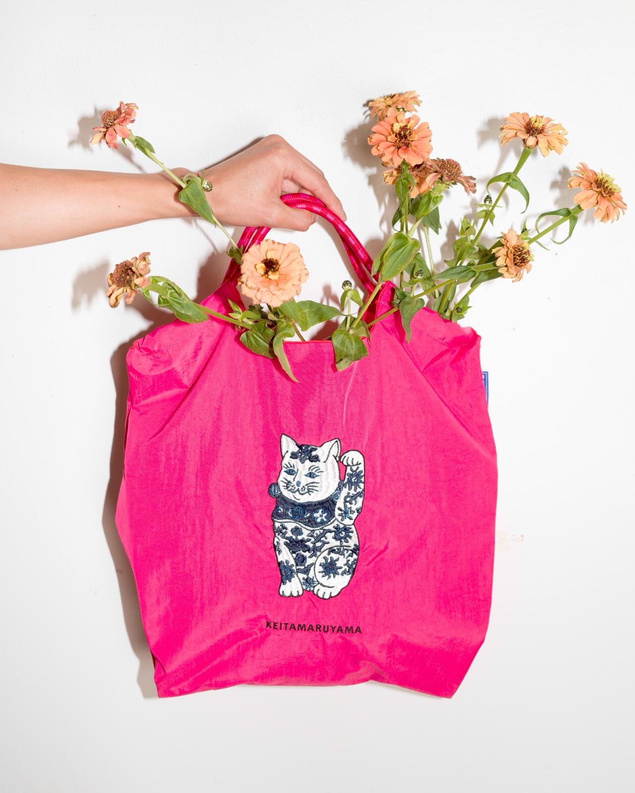 ケイタマルヤマ「縁起物市」551蓬莱の“豚まん型巾着”＆招き猫のラグ