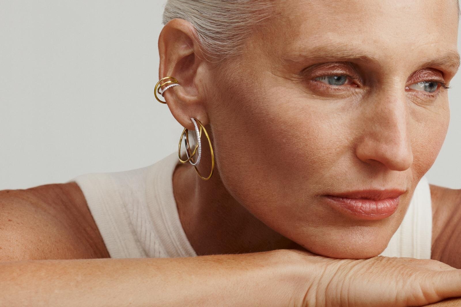 スタージュエリー24年夏“透明の花”サンカヨウ着想ピアス、クリア