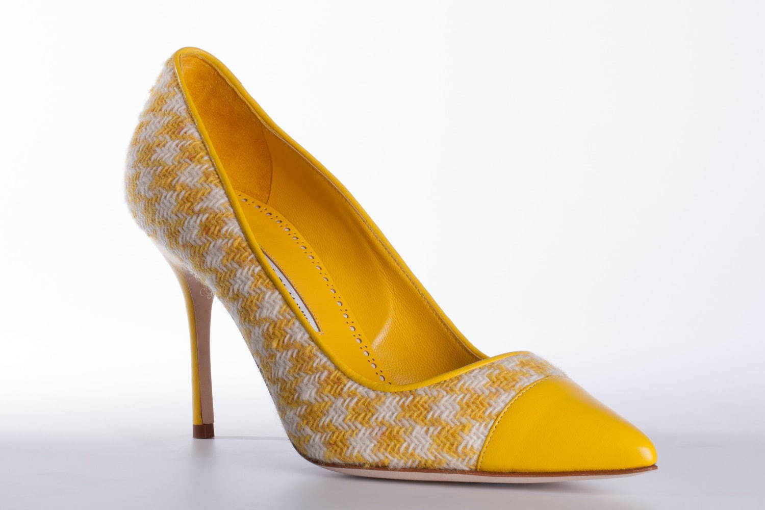 マノロ ブラニク“ホワイトクリスタル”を配した限定パンプス「ハンギシ