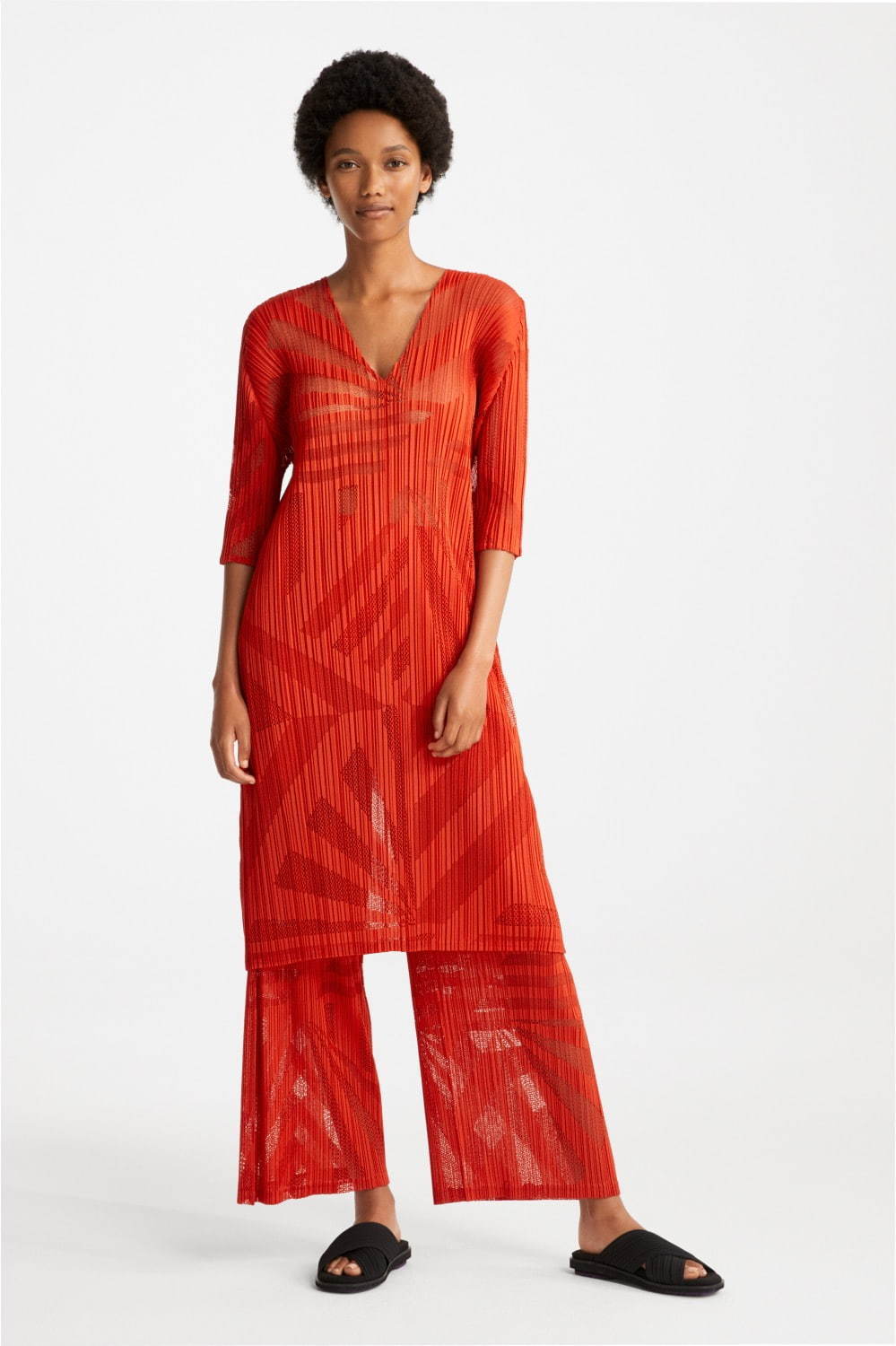 プリーツ プリーズ イッセイ ミヤケ新作“楽器の音”“花や土”を表現した